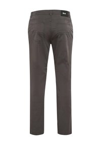 Pantalon droit gris foncé avec poches arrière et écusson noir du logo Brax sur la ceinture, vu de dos.
