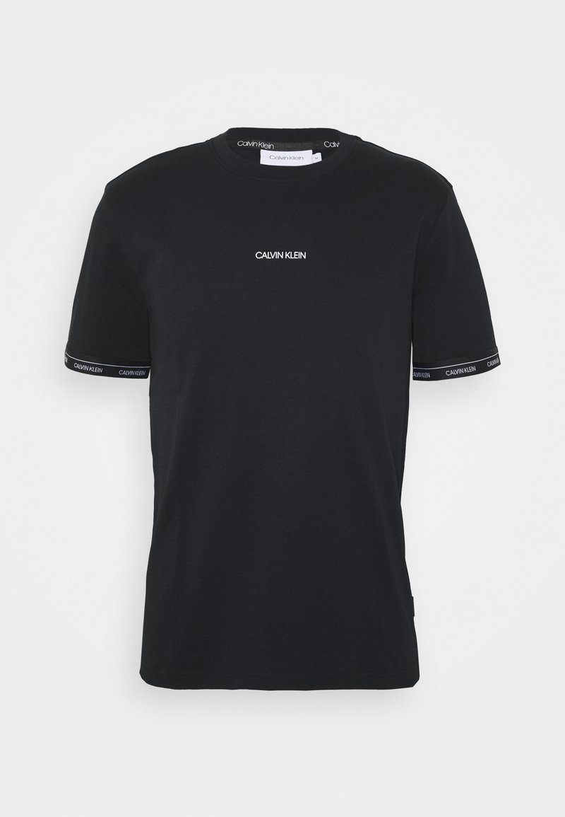 Zwarte katoenen t-shirt met een ronde halslijn, voorzien van een wit Calvin Klein-logo op de voorkant en merkaccenten op de korte mouwen.