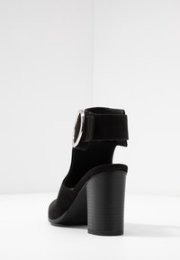 Madden Girl Kotníkové sandály  - black