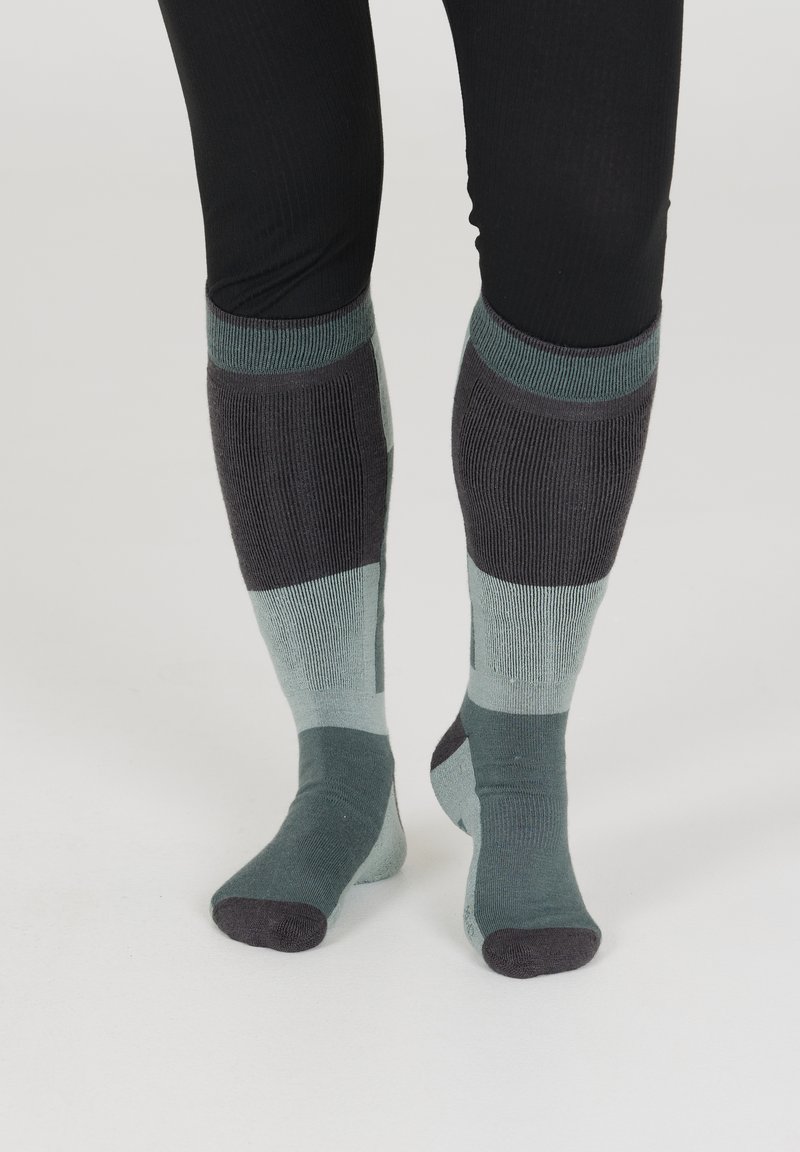 Sokke som går til kneet, med ribbet tekstur, fargeblokkdesign i nyanser av teal og mørkegrå, med forsterkede tær og mansjetter.