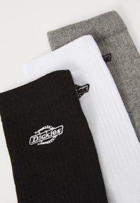Tri páry posádkových ponožiek v čiernej, bielej a sivej farbe, so žíhanou štruktúrou a vyšitým logom "Dickies" na každej ponožke.