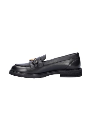 Zwarte leren loafer met een lage hak, ronde neus en een decoratieve gouden gesp riem over de voorkant.