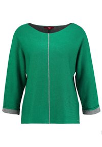 Groene gebreide trui met een wijde hals, driekwartmouwen en grijze accenten op de manchetten. Heeft een centrale naad die verticaal loopt.