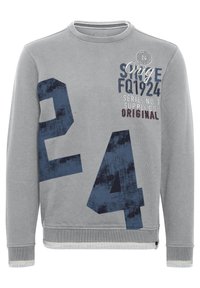 Grauer Sweatshirt mit großen blauen Zahlen "24" und Textgrafiken. Hergestellt aus weichem Stoff mit gerippten Bündchen und Saumdetails.