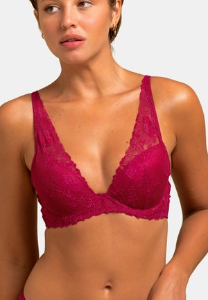 Bralette en dentelle rose profond avec un décolleté plongeant, un large motif floral et des bretelles réglables, offrant un tissu doux avec une finition délicate.