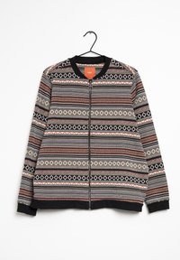Giacca con zip a motivi geometrici in bianco, nero e rosso, con colletto e polsini a costine neri. Realizzata in tessuto testurizzato.