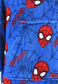 Tessuto in pile blu con design della testa di Spider-Man rossa, pattern di ragnatela neri e testo "SPIDEY" in rosso, con un dettaglio di tasca frontale.