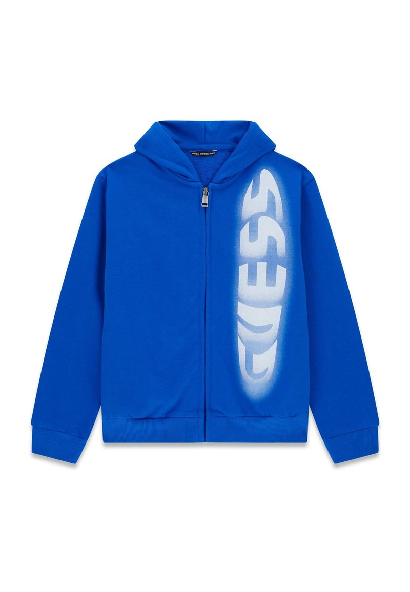 Sudadera con capucha azul, hecha de tejido suave, con cremallera frontal y gran logo blanco "GUESS" en el lado izquierdo.