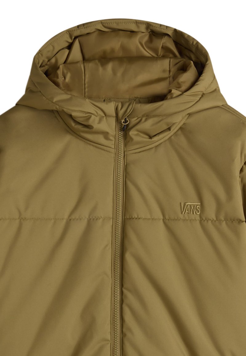 Veste vert olive avec fermeture éclair ; dotée d'une capuche, d'une texture matelassée et d'un petit logo en relief sur la poitrine. Conception simple et tissu lisse.
