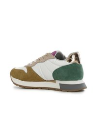 Läder- och mockaskor i vitt, grönt, guld och beige. Rund tå, vadderad tunga och texturerad bakhæl. Gummisula med grå accent.