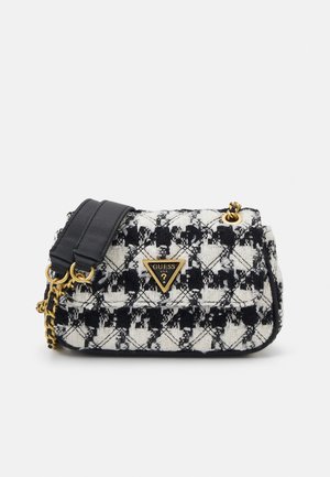 Schwarz-weiß gewebte Stoff-Schultertasche mit goldfarbigem Kettenriemen und Guess-Logo-Plakette auf der Vorderklappe.