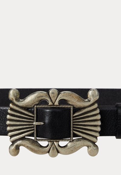 Curea din piele neagră cu o cataramă metalică argintie, ornate în stil vintage, ce prezintă modele simetrice de volute și evantaie.