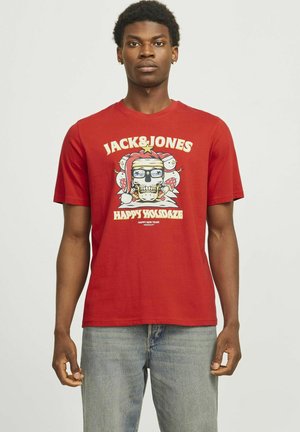 Rød bomulds T-shirt med et grafisk print af et kranium iført briller, omgivet af fugle og teksten "JACK&JONES HAPPY HOLODaze." Korte ærmer.