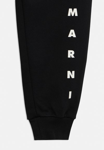 Manche en tissu noir avec inscription verticale blanche "MARNI" imprimée près du poignet, dotée d'un poignet élastique côtelé.