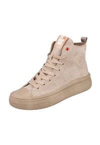 Zapatilla alta de ante beige con suela de goma gruesa, cordones beige, tira de agarre, ojetes naranjas y parche con logo en el costado y en la lengüeta.