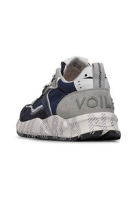 Sneaker blu e grigio realizzata in materiali scamosciati e in rete, con suola bianca texture, logo "VOILE" ben visibile e accenti con pattern unici.
