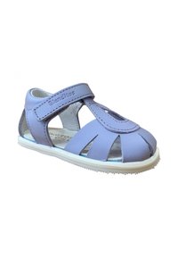 Sandalias de cuero moradas con un diseño abierto y cortes, una correa de Velcro y una suela de goma blanca con textura antideslizante.