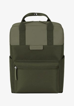 Mochila de tela verde con dos asas superiores, un bolsillo frontal con cremallera y un acabado liso. Cuenta con un parche de logo y correas de hombro ajustables.