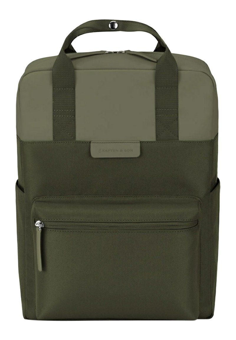 Zaino in tessuto verde con due manici superiori, una tasca frontale con zip e una finitura liscia. Dotato di una toppa con logo e spallacci regolabili.