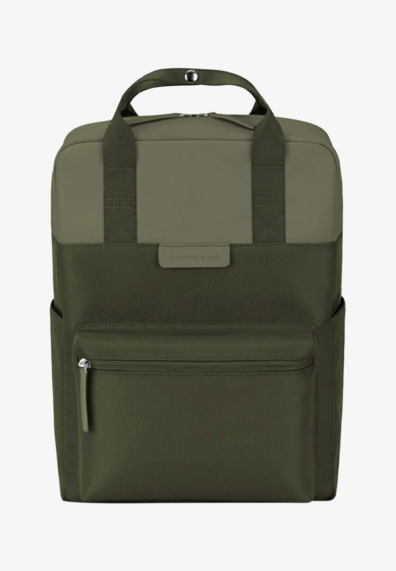 Zaino in tessuto verde con due manici superiori, una tasca frontale con zip e una finitura liscia. Dotato di una toppa con logo e spallacci regolabili.