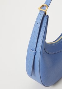Sac à bandoulière en cuir bleu avec une texture granuleuse, quincaillerie dorée et fermeture zippée. Dispose d'une sangle réglable et de détails cousus.