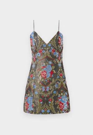 Vestido negro con flores, con escote en V, adornado con flores bordadas en rojo y azul, tirantes finos y una forma ajustada con un acabado texturizado.