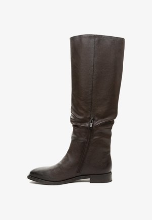 Bruine leren kniehoge laars met een slouchy ontwerp, ronde neus en zijrits, met een gladde textuur en minimale stikdetails.