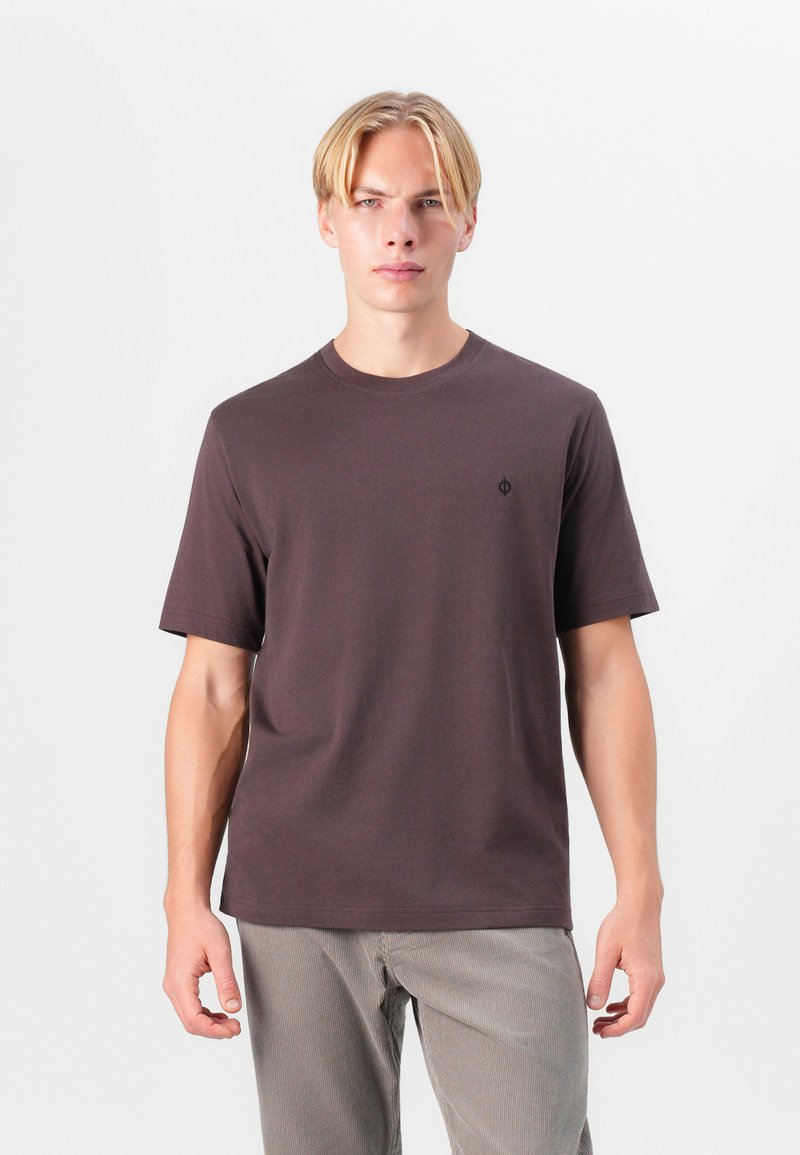 Short-sleeve, maroon crew-neck t-shirt made of cotton with a small black logo on the left chest. Smooth texture. Casual fit.