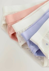 Ensemble de cinq paires de panties en coton rose, blanc, bleu clair et lilas, avec des ceintures élastiques et de petits motifs en forme de cœur.