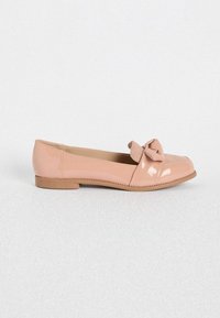 Loafers din piele patent roz cu detaliu sub formă de fundiță pe vârf, talpă plată și formă rotunjită. Suprafață netedă cu un finisaj lucios.