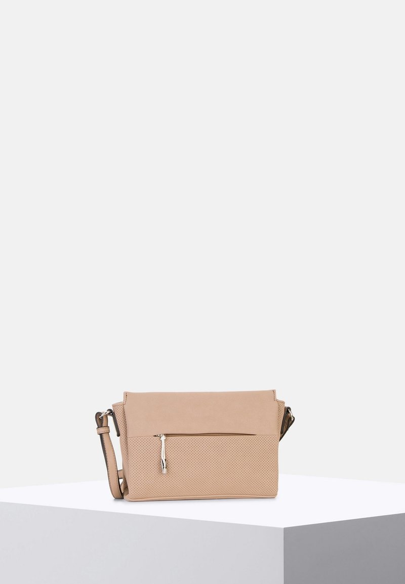 Borsa a tracolla beige realizzata in materiale testurizzato, con una tasca frontale con zip e una forma piatta e rettangolare. Include una tracolla regolabile.