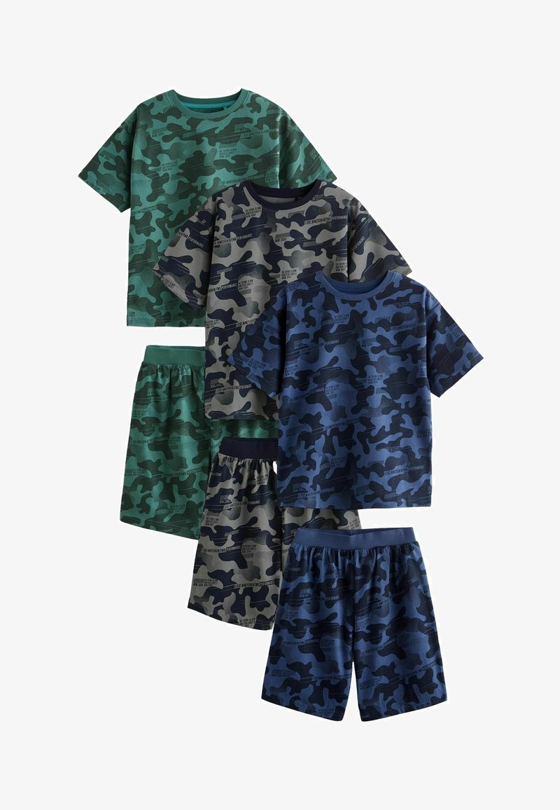 Set van vier camouflage slaapkleding voor kinderen: twee T-shirts met korte mouwen in groen en grijs, twee shorts in bijpassende kleuren, allemaal gemaakt van zachte katoen.