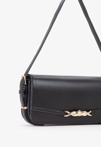 Borsa a tracolla in pelle nera con un design rettangolare elegante, caratterizzata da hardware dorato e un'accento intrecciato sul davanti.