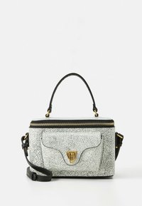 Balta plaisāta ādas soma ar augšējo rokturi, noņemamu plecu siksnu, zelta aparatūru un priekšējo kabatu ar aizdares sprādzi. Aizvēršana ar rāvējslēdzēju.