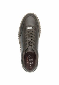 Zapatilla de cuero marrón con puntera redonda, lengüeta texturizada y cordones marrones. Cuenta con una suela de goma con un dibujo en relieve. Logo de la marca visible.