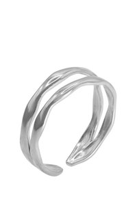 Anello in metallo d'argento ondulato con un design flessibile, caratterizzato da due fili intrecciati che creano una texture liscia e lucida e un'estetica moderna.