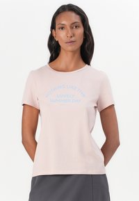 Helles rosa kurzärmliges T-Shirt mit Rundhalsausschnitt und blauer Druckschrift, die "Nichts ist wie dieser schöne Sommertag" lautet. Weiche Stoffqualität.