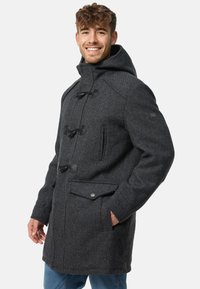 Cappotto in lana grigio scuro con chiusure a moschettone, cappuccio e due tasche frontali. Presenta un tessuto strutturato e una vestibilità comoda.