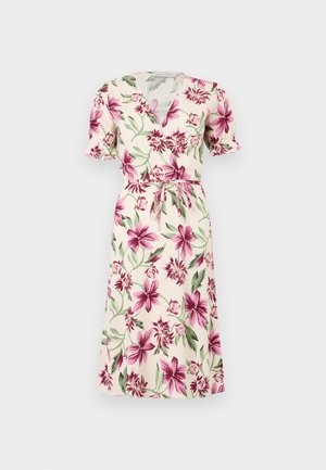 Crèmekleurige midi-jurk met roze en groene bloemenprint, korte geplooide mouwen, V-hals, wikkelmodel en tailleceintuur.