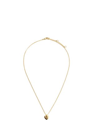 Delicado collar de cadena dorada con un pequeño colgante pulido en forma de corazón, centrado sobre un fondo blanco.