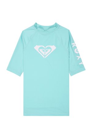 T-shirt anti-UV bleu clair avec un logo en forme de cœur blanc sur la poitrine et le texte "ROXY" sur la manche droite, doté de manches trois-quarts.
