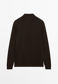 Chemise marron foncé à manches longues avec col, vue de dos sur fond blanc.
