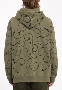 Felpa verde oliva con motivo nero a spirale, cappuccio con coulisse e polsini e orlo a coste. Tessuto morbido con vestibilità comoda.