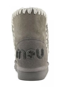 Stivaletto alla caviglia in suede grigio con cuciture decorative, fodera pelosa e logo testurizzato sul retro. Suola morbida con forma arrotondata.