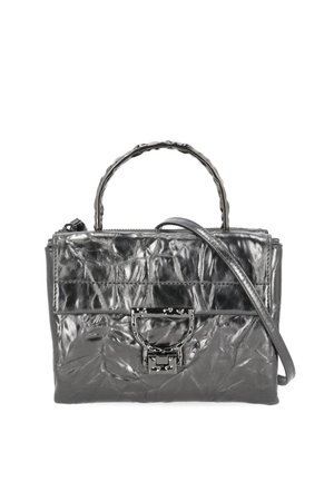 Borsa a mano in pelle nera lucida con manico superiore, pattina frontale, chiusura metallica e tracolla rimovibile.