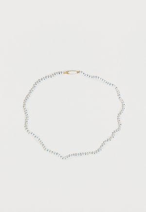 Nyaklánc apró fehér gyöngyökkel és kék díszítéssel, arany kapoccsal rögzítve, fehér háttéren kiállítva.