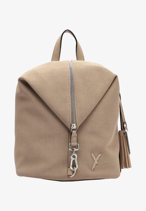 Zaino beige perforato con pattina pieghevole, zip argentata e un pon-pon staccabile. Include una maniglia superiore e spallacci regolabili.