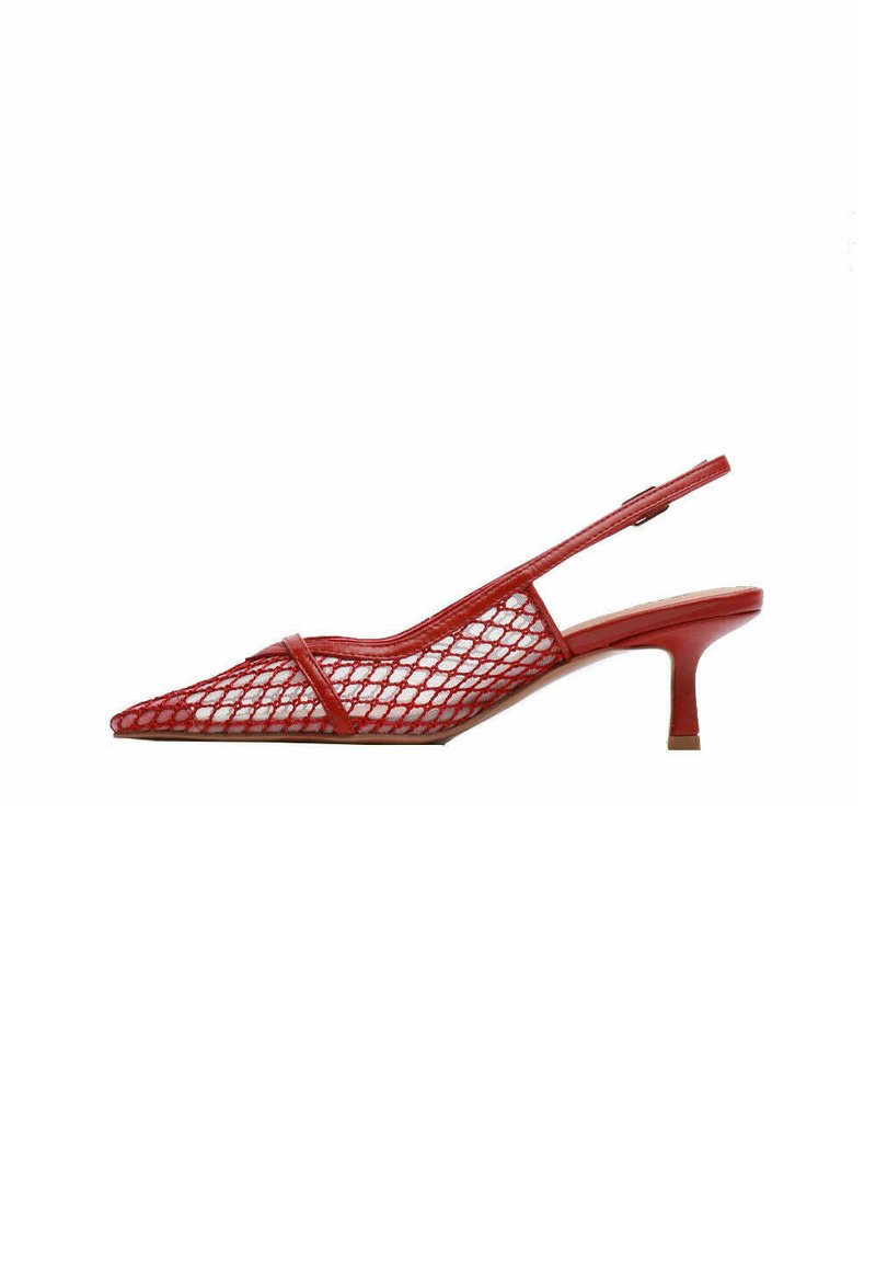 Scarpa slingback in rete rossa con punta affilata e tacco sottile. Presenta un motivo a rete geometrica e un cinturino sottile alla caviglia per una calzata sicura.