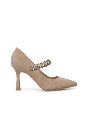 Beige suède high heel schoen met een spitse neus, voorzien van een decoratieve band versierd met heldere edelstenen en een slanke, taps toelopende hak.