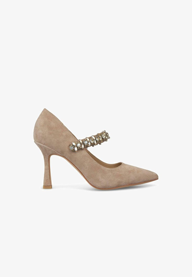 Beżowy zamszowy but na wysokim obcasie z ostrym noskiem, z ozdobnym paskiem zdobionym przezroczystymi kamieniami i smukłym, zwężanym obcasem.